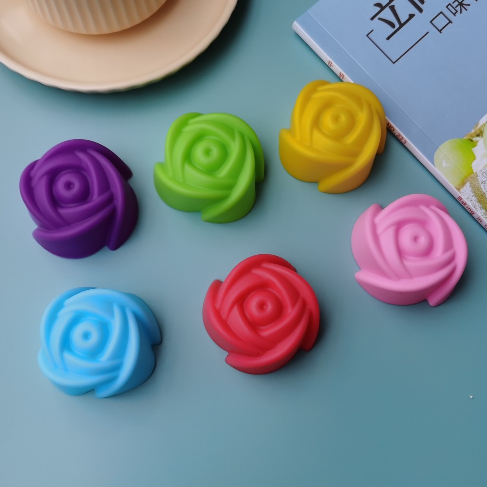 かわいい5cmフラワーシリコンケーキ型 耐熱性 再利用可能  - Soap Making Party のレビューと価格