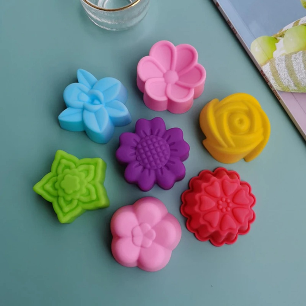 かわいい5cmフラワーシリコンケーキ型 耐熱性 再利用可能  - Soap Making Party のレビューと価格