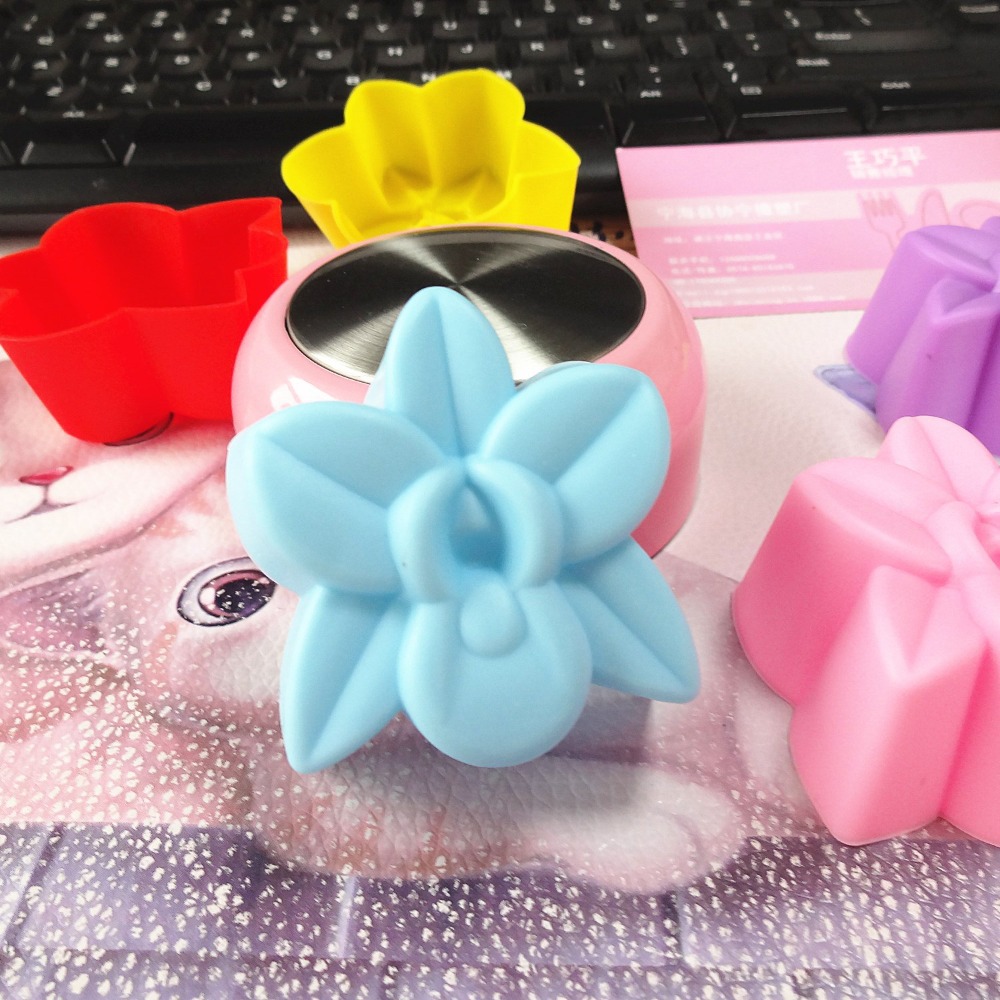 かわいい5cmフラワーシリコンケーキ型 耐熱性 再利用可能  - Soap Making Party のレビューと価格